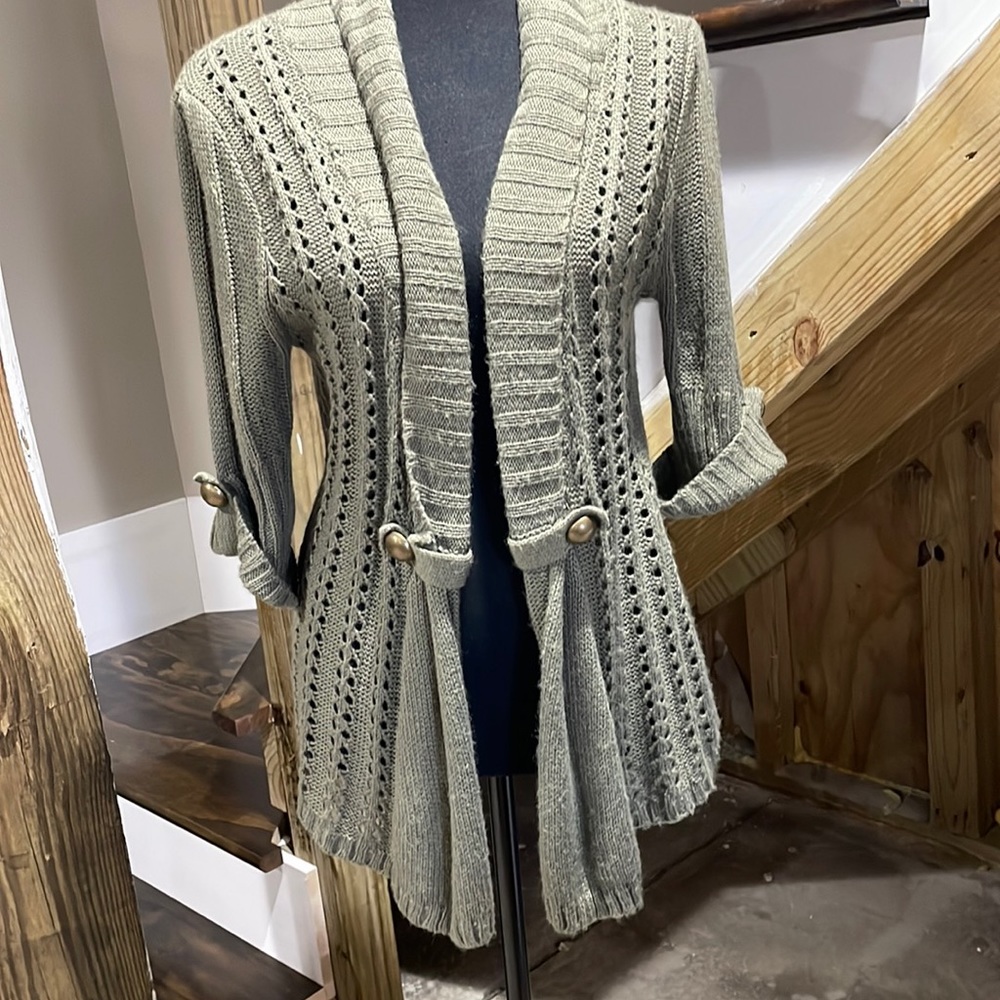 Cute cardigan with a button detail